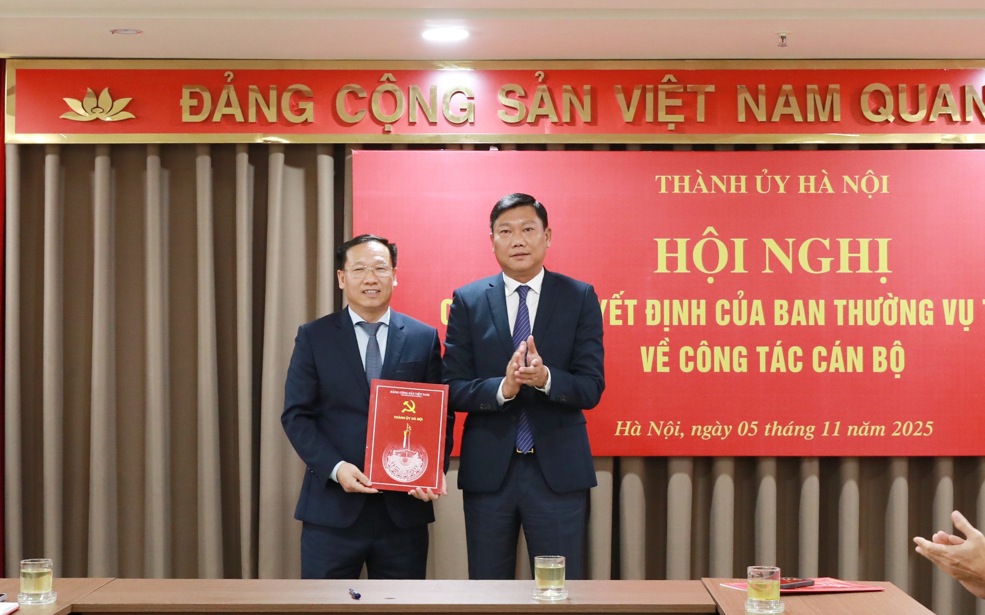 Trưởng ban Nội chính Thành ủy Đỗ Anh Tuấn trao Quyết định cho đồng chí Phùng Xuân Dương