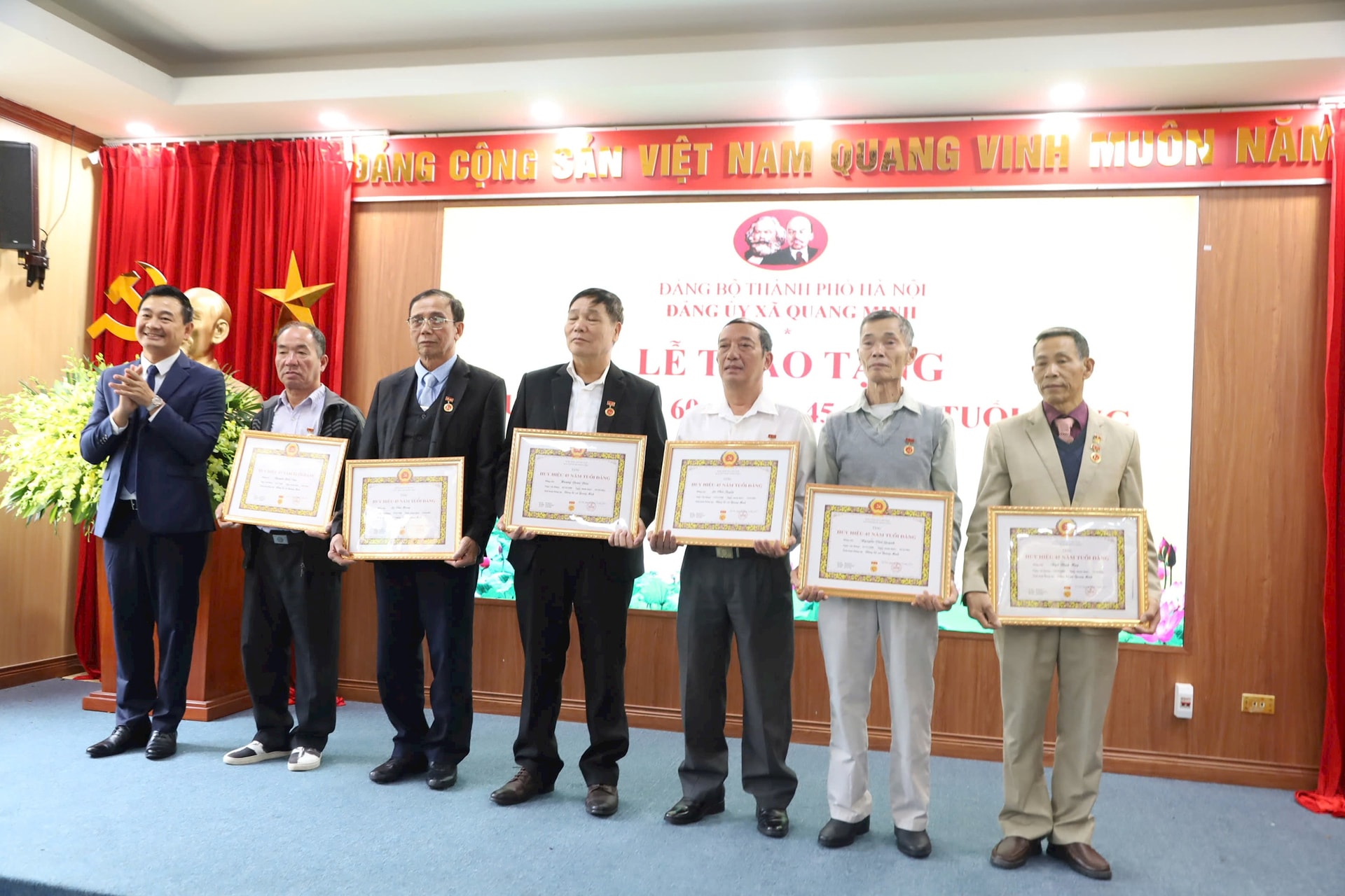 Thiếu tướng Đào Văn Nhận trao Huy hiệu Đảng tặng các đảng viên xã Quang Minh- Ảnh 3.