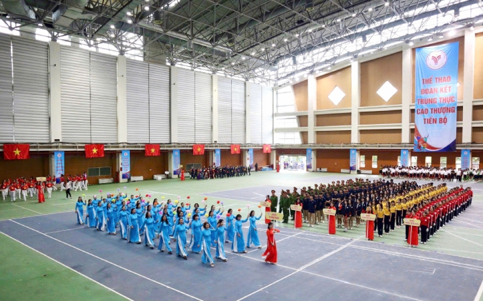 2025 میں پہلے ٹو لیم وارڈ اسپورٹس فیسٹیول میں تقریباً 3,000 لوگوں نے حصہ لیا Gần 3.000 người tham gia Đại hội Thể dục thể thao phường Từ Liêm lần thứ I, năm 2025