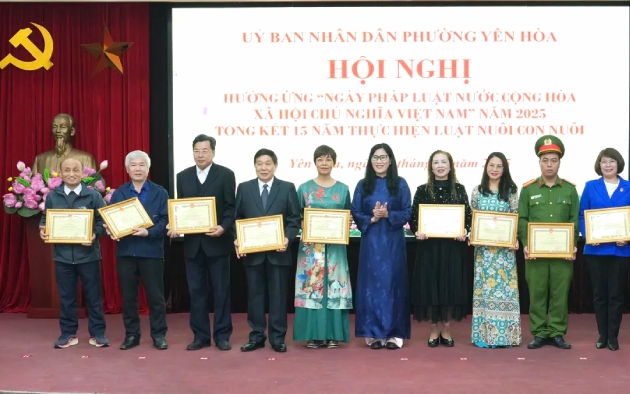 Chairwoman of Yen Hoa Ward People's Committee Trinh Thi Dung awarded prizes to collectives with outstanding achievements in disseminating and educating the law. Chủ tịch UBND phường Yên Hòa Trịnh Thị Dung trao khen thưởng cho các tập thể có thành tích xuất sắc trong công tác phổ biến giáo dục pháp luật