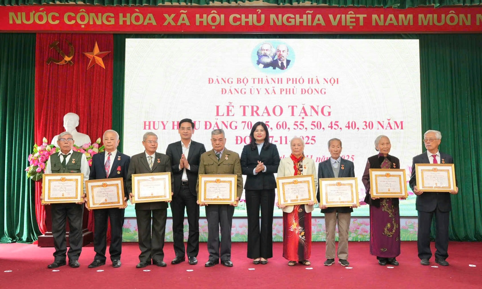 Chủ nhiệm Ủy ban Kiểm tra Thành ủy Nguyễn Xuân Lưu trao Huy hiệu Đảng tại Đảng bộ xã Phù Đổng- Ảnh 2.