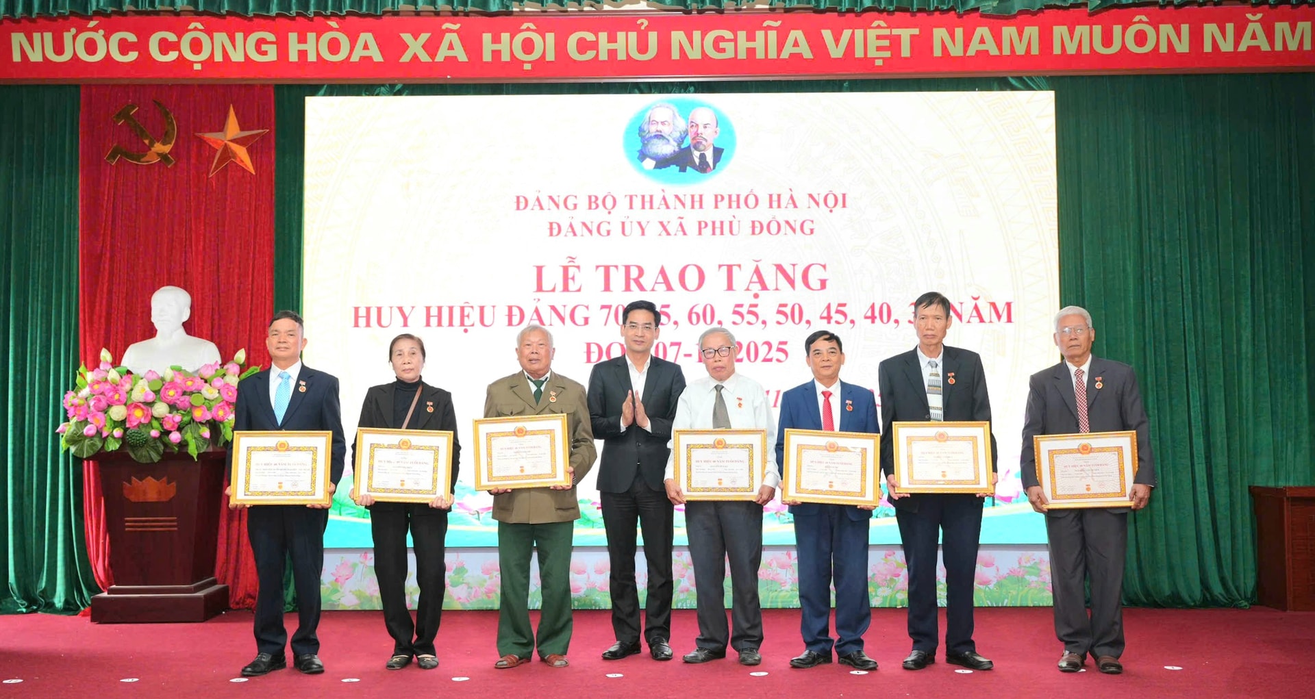 Chủ nhiệm Ủy ban Kiểm tra Thành ủy Nguyễn Xuân Lưu trao Huy hiệu Đảng tại Đảng bộ xã Phù Đổng- Ảnh 3.