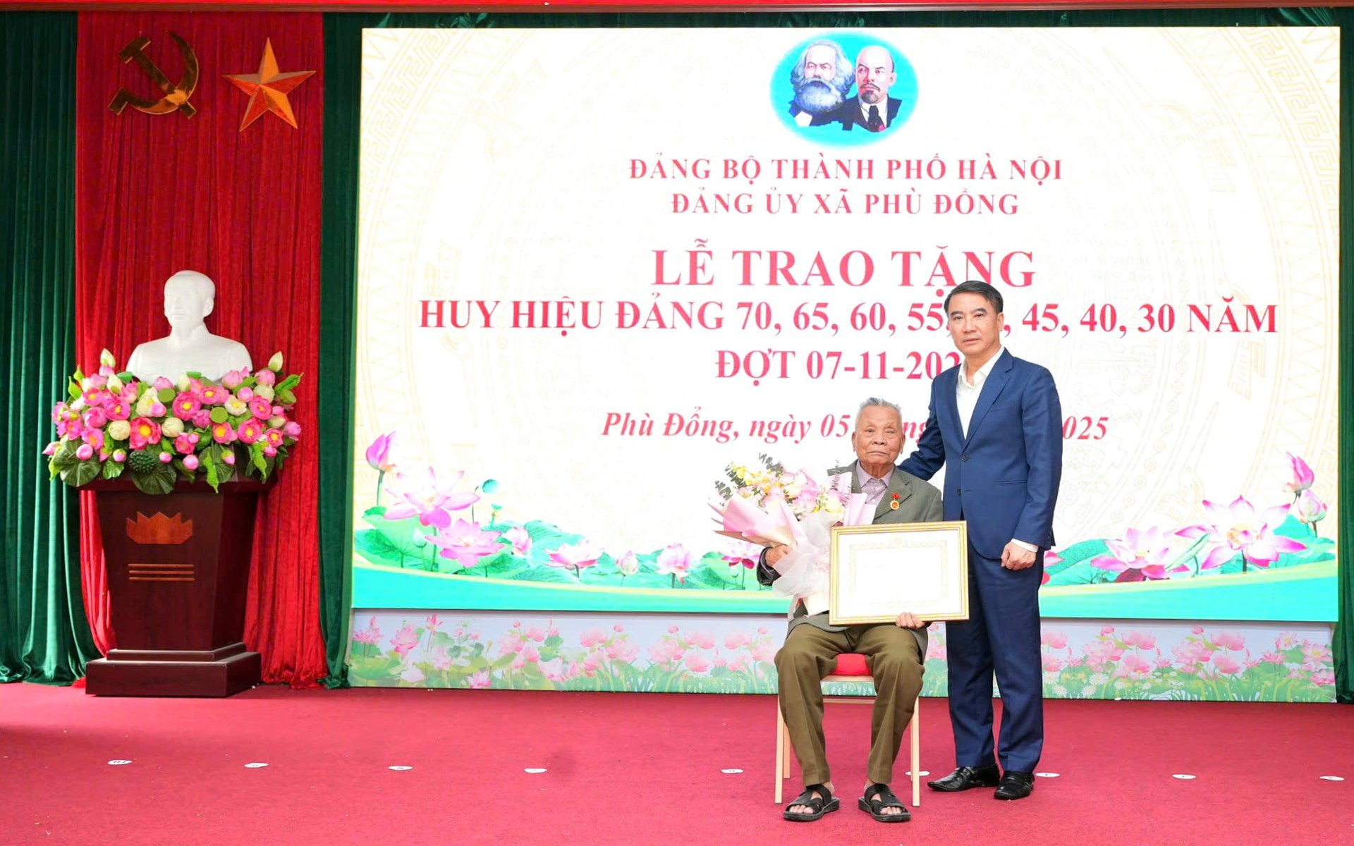 Chủ nhiệm Ủy ban Kiểm tra Thành ủy Hà Nội Nguyễn Xuân Lưu trao Huy hiệu 70 năm tuổi Đảng tặng đảng viên Lê Văn Thiết