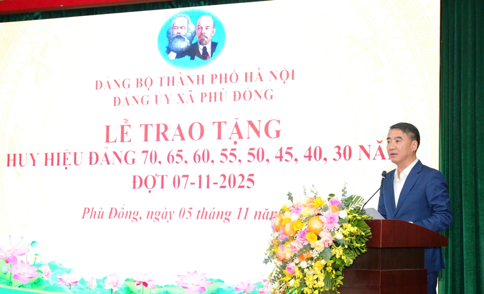 Chủ nhiệm Ủy ban Kiểm tra Thành ủy Nguyễn Xuân Lưu trao Huy hiệu Đảng tại Đảng bộ xã Phù Đổng- Ảnh 1.