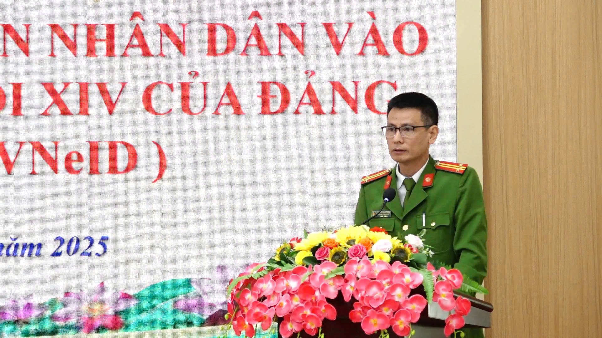 Binh Minh kommune samler inn offentlige meninger via VNeID-applikasjonen om utkast til dokumenter fra den 14. nasjonale partikongressen - Bilde 2. Xã Bình Minh lấy ý kiến Nhân dân qua ứng dụng VNeID đối với dự thảo Văn kiện Đại hội XIV của Đảng- Ảnh 2.