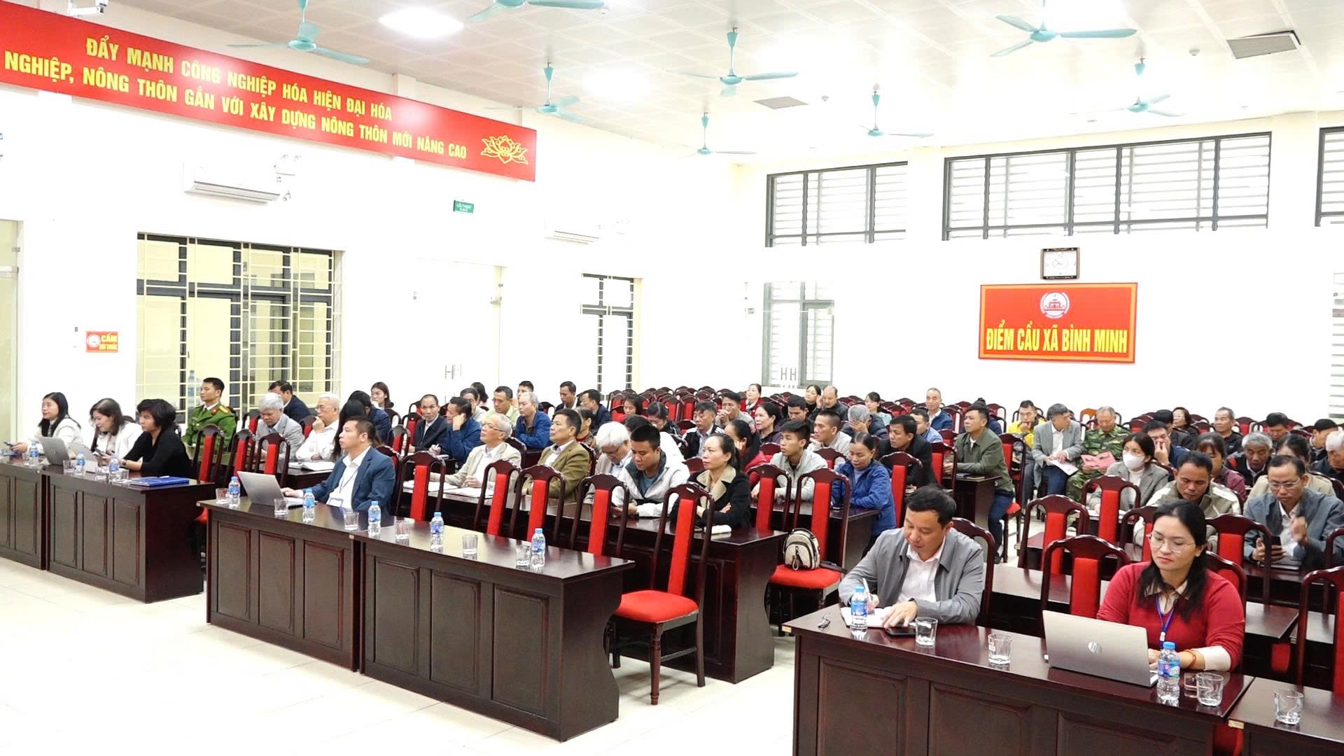 Binh Minh kommune samler inn offentlige meninger via VNeID-applikasjonen om utkast til dokumenter fra den 14. nasjonale partikongressen - Bilde 1. Xã Bình Minh lấy ý kiến Nhân dân qua ứng dụng VNeID đối với dự thảo Văn kiện Đại hội XIV của Đảng- Ảnh 1.