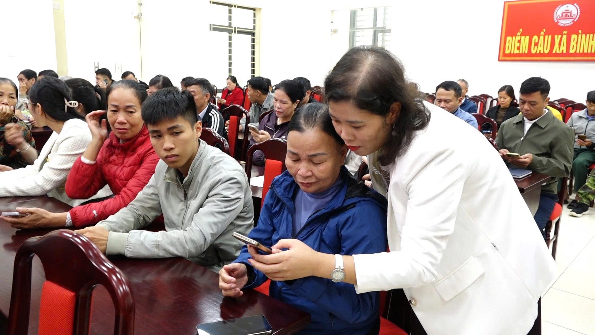 Binh Minh kommune samler inn offentlige meninger via VNeID-applikasjonen om utkast til dokumenter fra den 14. nasjonale partikongressen - Bilde 4. Xã Bình Minh lấy ý kiến Nhân dân qua ứng dụng VNeID đối với dự thảo Văn kiện Đại hội XIV của Đảng- Ảnh 4.