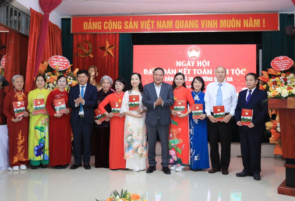 Phó Bí thư Thường trực Thành ủy Nguyễn Văn Phong dự Ngày hội Đại đoàn kết toàn dân tộc tại khu dân cư số 30- Ảnh 3.