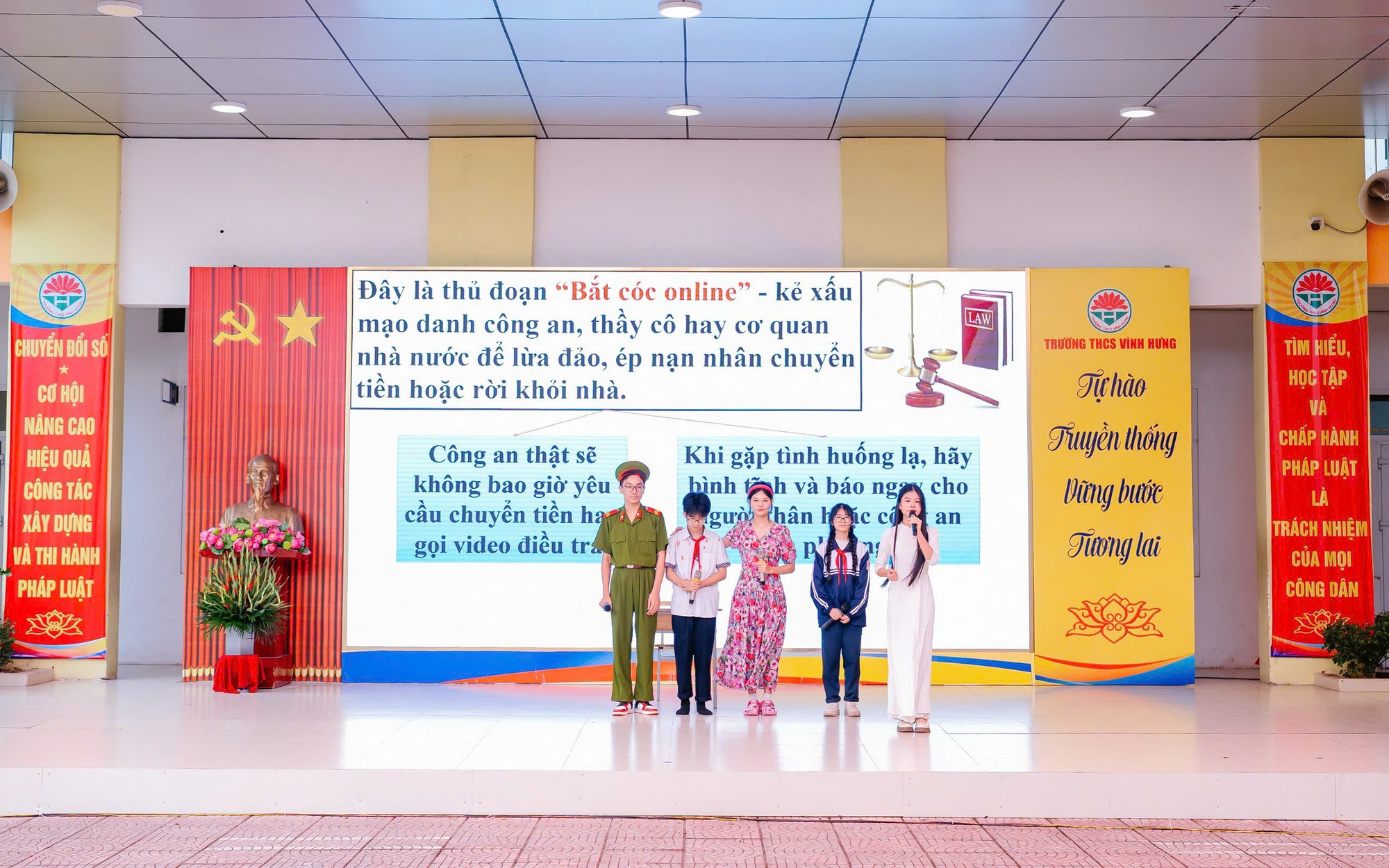 Prostřednictvím scénky jsou studenti varováni před online podvodnými triky. Thông qua tiểu phẩm, các em học sinh được cảnh báo về các thủ đoạn lừa đảo online
