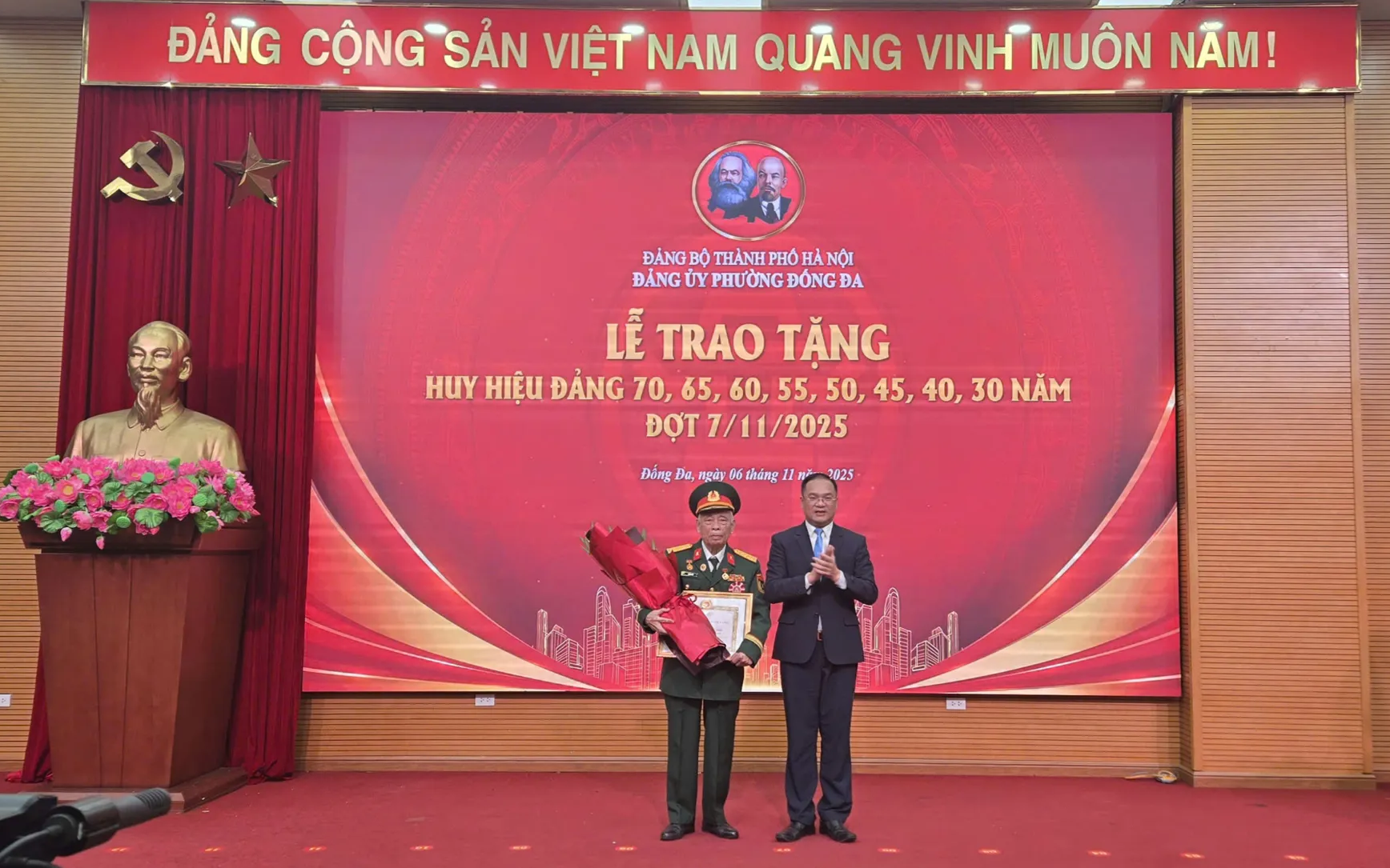 Party Secretary, Chairman of Dong Da Ward People's Council Nguyen Ngoc Viet presented the 70-year Party membership badge to veteran party members. Bí thư Đảng ủy, Chủ tịch HĐND phường Đống Đa Nguyễn Ngọc Việt trao Huy hiệu 70 năm tuổi Đảng tặng đảng viên lão thành.