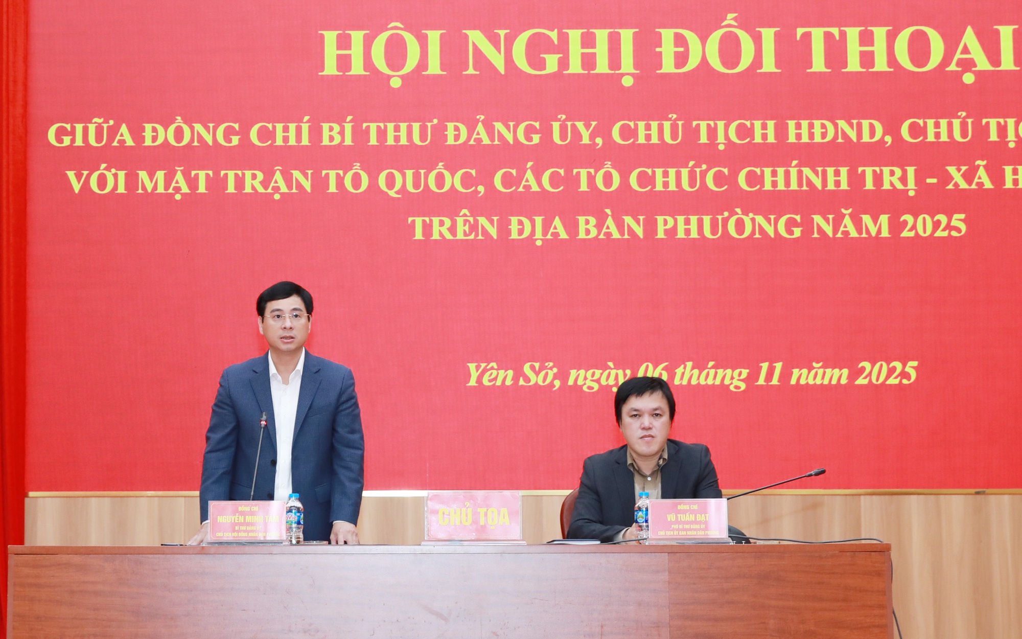 Le secrétaire du Parti et président du Conseil populaire du quartier de Yen So, Nguyen Minh Tam, a pris la parole lors de la conférence de dialogue. Bí thư Đảng ủy, Chủ tịch HĐND phường Yên Sở Nguyễn Minh Tâm trao đổi tại Hội nghị đối thoại