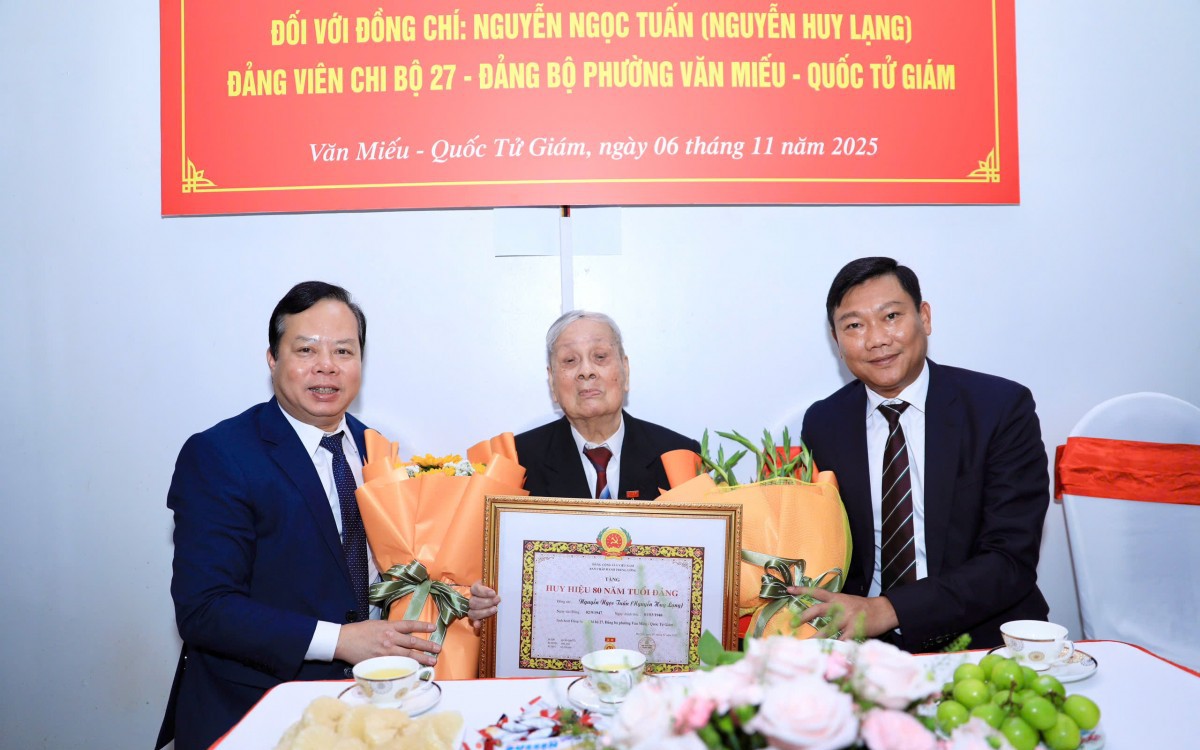 Đồng chí Đỗ Anh Tuấn - Ủy viên Ban Thường vụ Thành ủy, Trưởng ban Nội chính Thành ủy Hà Nội và đồng chí Đỗ Trọng Nam - Bí thư Đảng ủy, Chủ tịch HĐND phường Văn Miếu - Quốc Tử Giám trao Huy hiệu 80 năm tuổi Đảng tặng đảng viên Nguyễn Ngọc Tuấn tại nhà riêng.