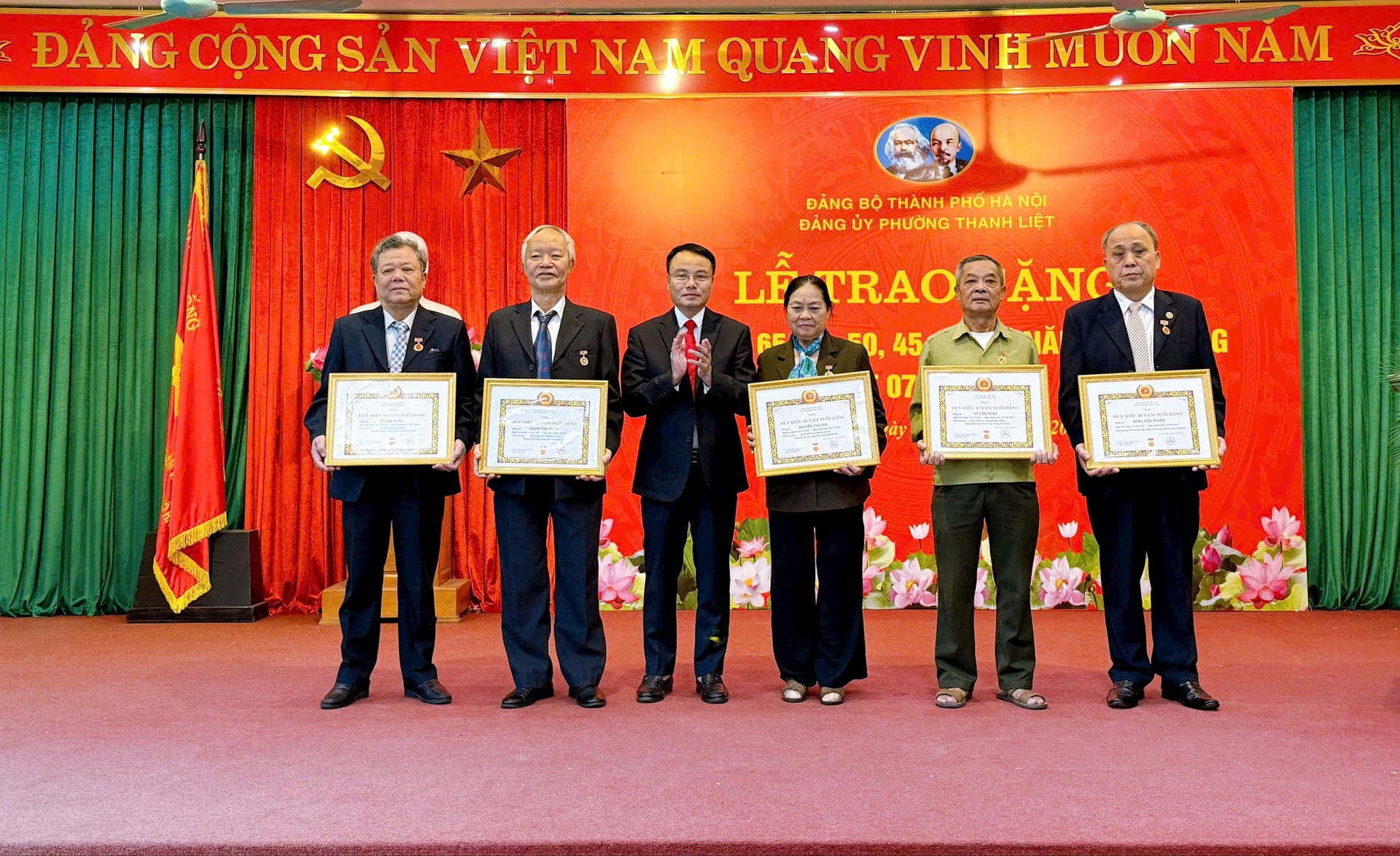 47 medlemmar i Thanh Liet Ward-partiet fick äran att tilldelas partimärket - Foto 3. 47 Đảng viên phường Thanh Liệt vinh dự được trao tặng Huy hiệu Đảng- Ảnh 3.