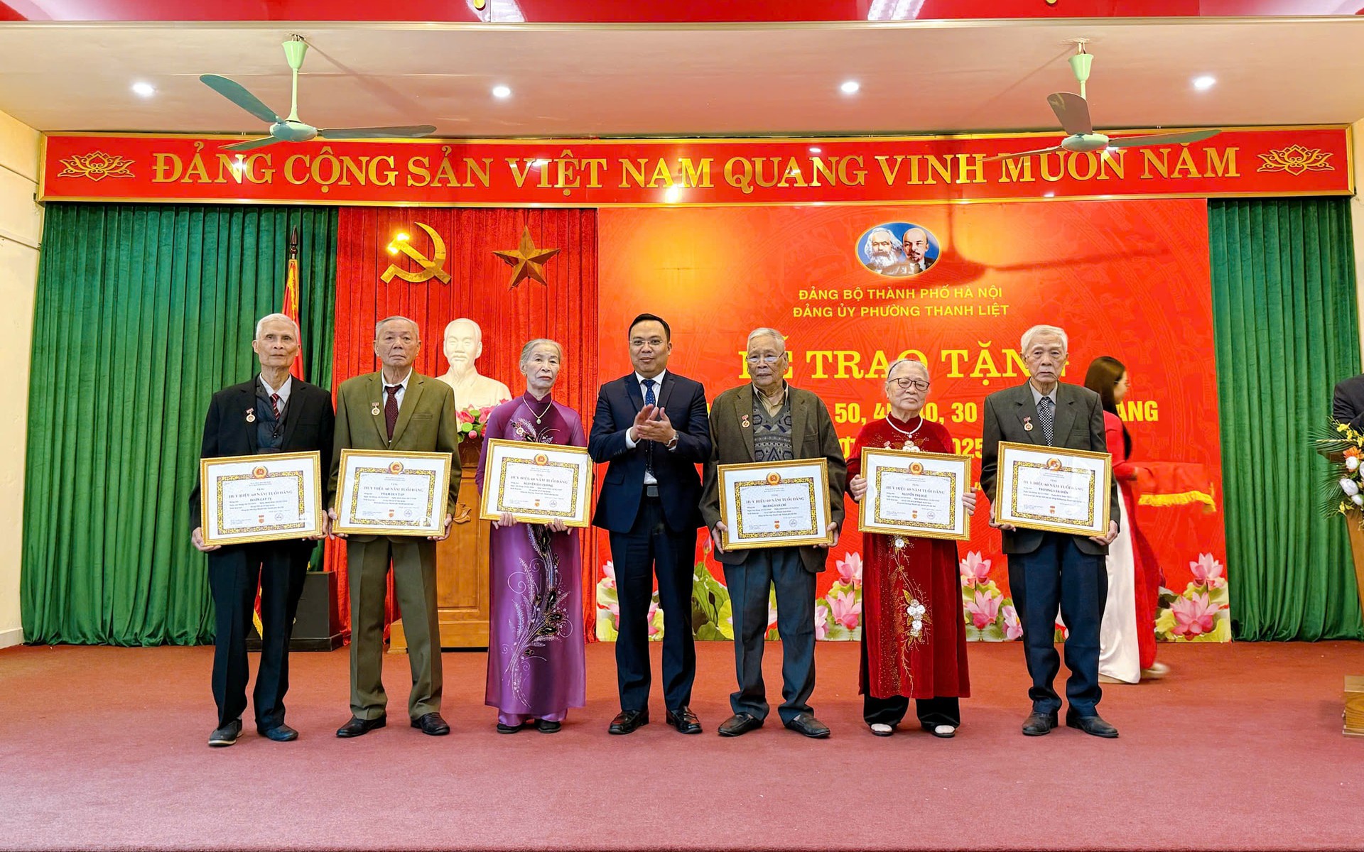 Partisekreteraren, ordförande för Thanh Liet-distriktets folkråd, Nguyen Minh Tuan, delade ut partimärken till partiveteraner. Bí thư Đảng ủy, Chủ tịch HĐND phường Thanh Liệt Nguyễn Minh Tuân trao Huy hiệu Đảng tặng các đảng viên lão thành