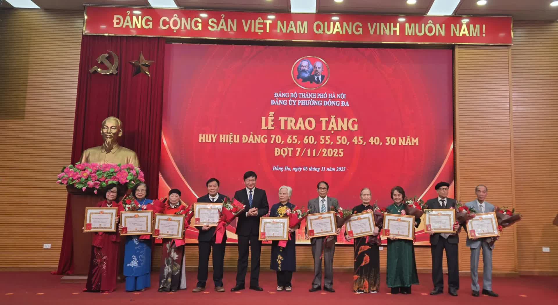 Dong Da Ward awarded Party badges to 128 party members on the occasion of November 7 - Photo 1. Phường Đống Đa trao tặng Huy hiệu Đảng cho 128 đảng viên dịp 7/11- Ảnh 1.