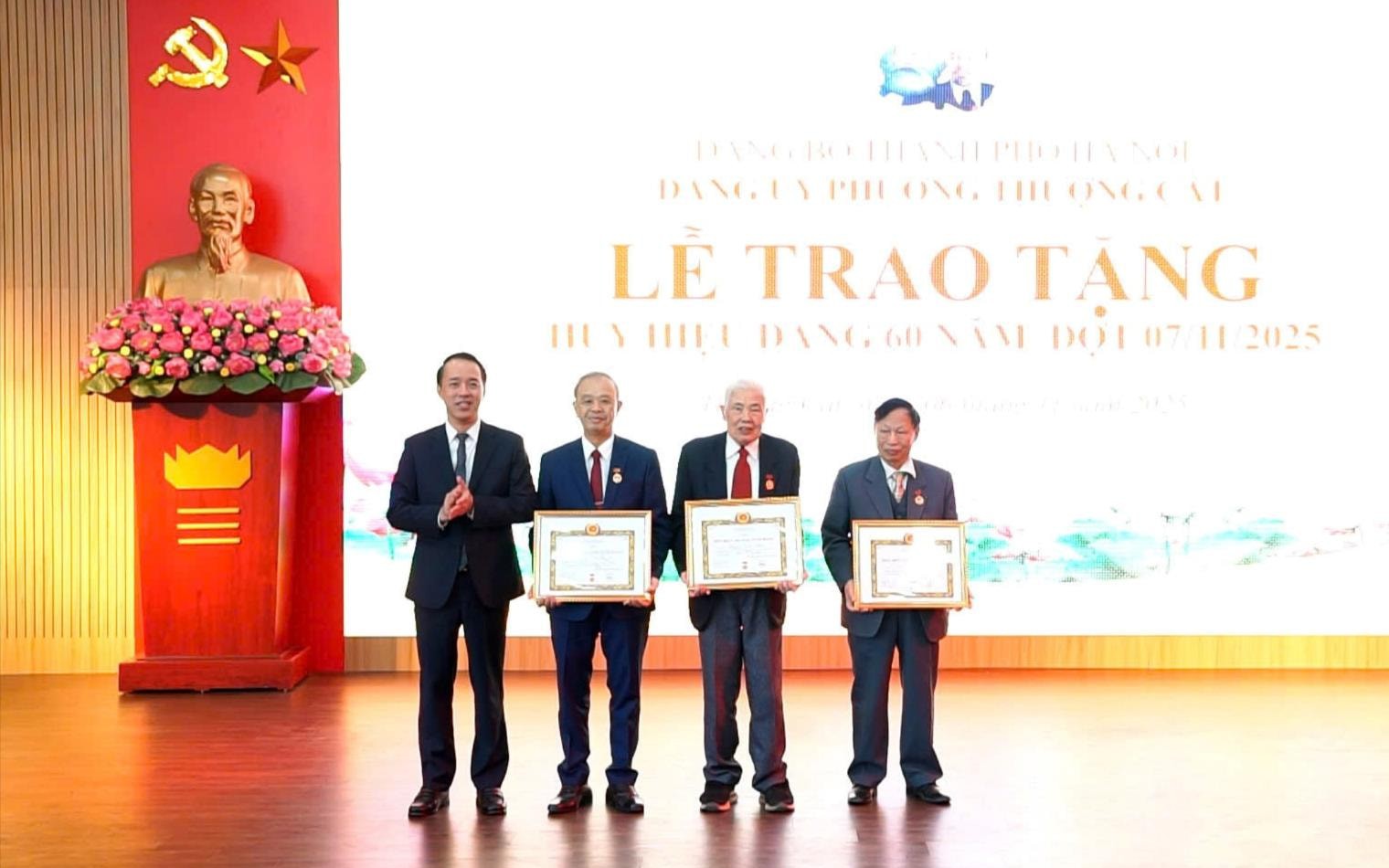 دبیر کمیته حزب بخش تونگ کت، لو نگوک ها، نشانهای حزب را به اعضای حزب اهدا میکند. Bí thư Đảng ủy phường Thượng Cát Lưu Ngọc Hà trao Huy hiệu Đảng tặng các đảng viên