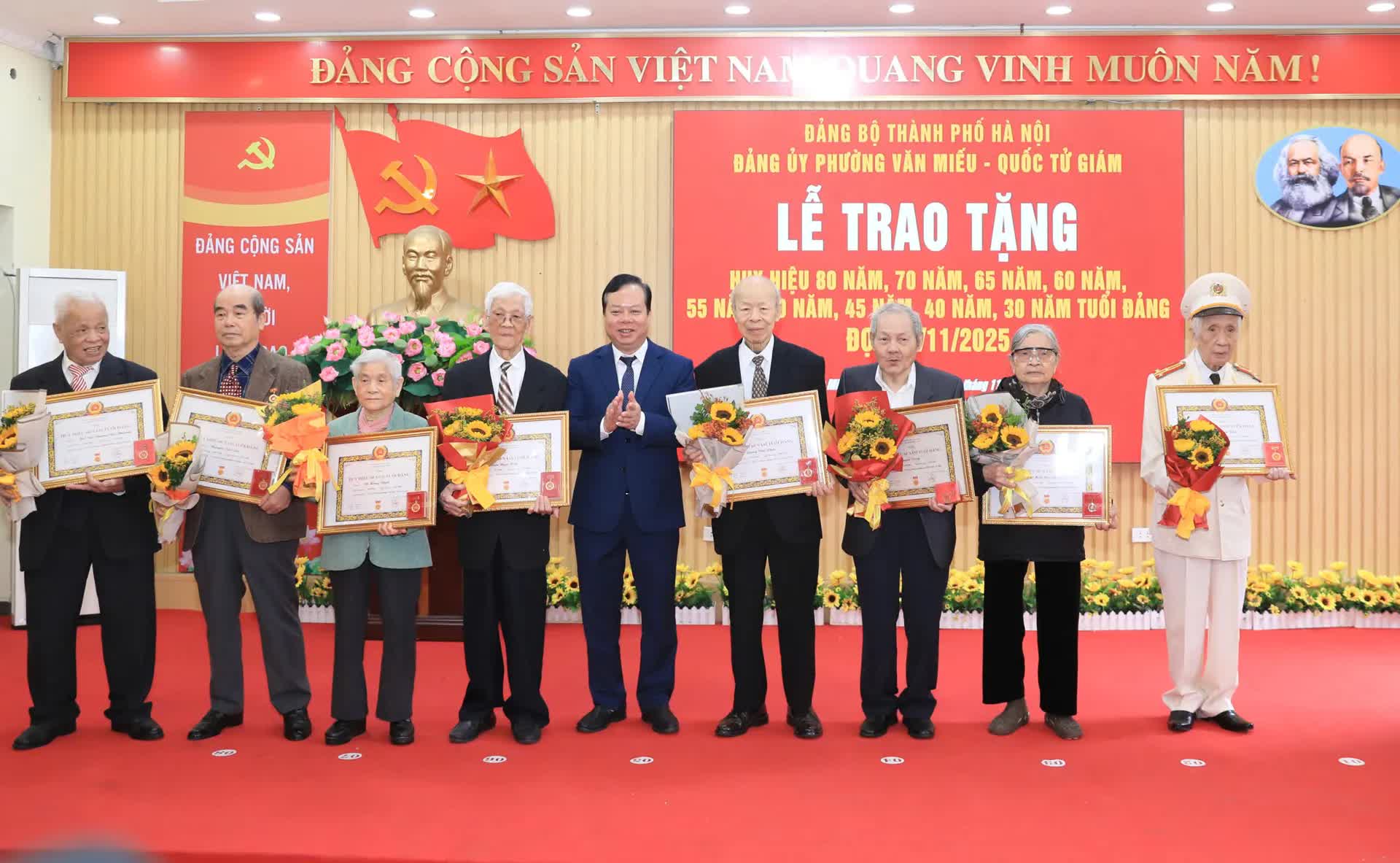 Trao tặng Huy hiệu Đảng đợt 7/11 tới 86 đảng viên phường Văn Miếu - Quốc Tử Giám- Ảnh 2.