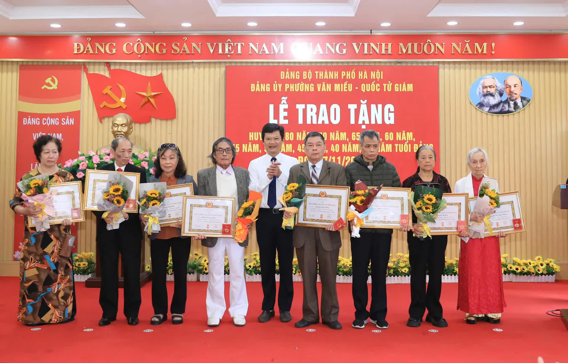 Trao tặng Huy hiệu Đảng đợt 7/11 tới 86 đảng viên phường Văn Miếu - Quốc Tử Giám- Ảnh 3.