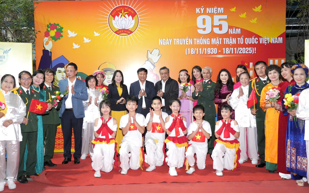 Chủ tịch UBND Thành phố Trần Sỹ Thanh chung vui với cán bộ, đảng viên và Nhân dân phường Hai Bà Trưng