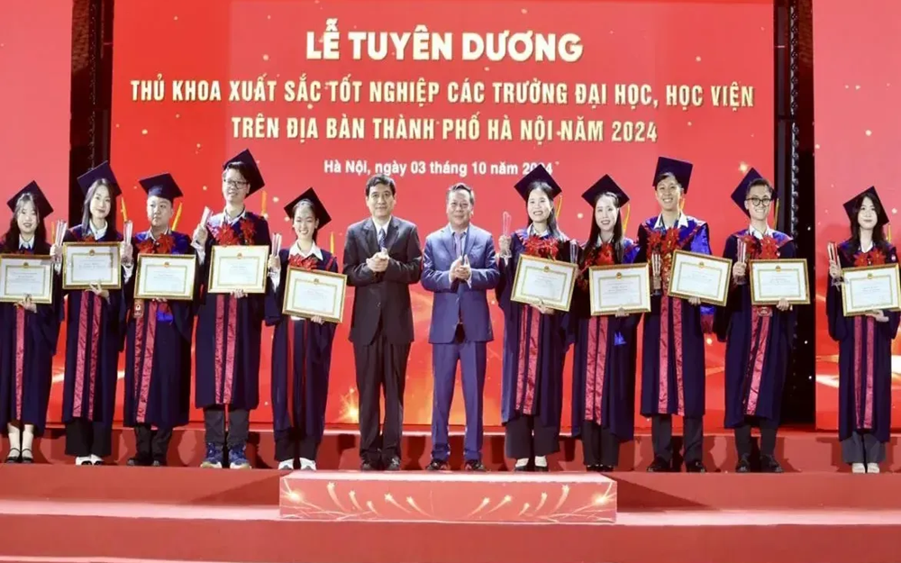 Trong ảnh, Lễ tuyên dương thủ khoa xuất sắc năm 2024.