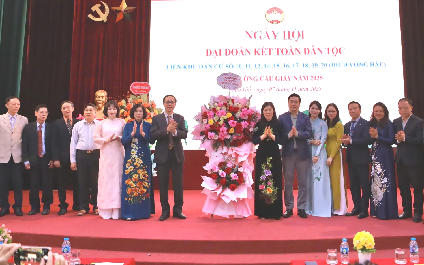 Lãnh đạo phường Cầu Giấy tặng hoa chức mừng khu dân số 10