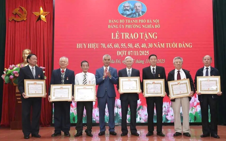 Leiders van de wijk Nghia Do kennen partijbadges toe aan ervaren partijleden Lãnh đạo phường Nghĩa Đô trao Huy hiệu Đảng cho các đảng viên lão thành