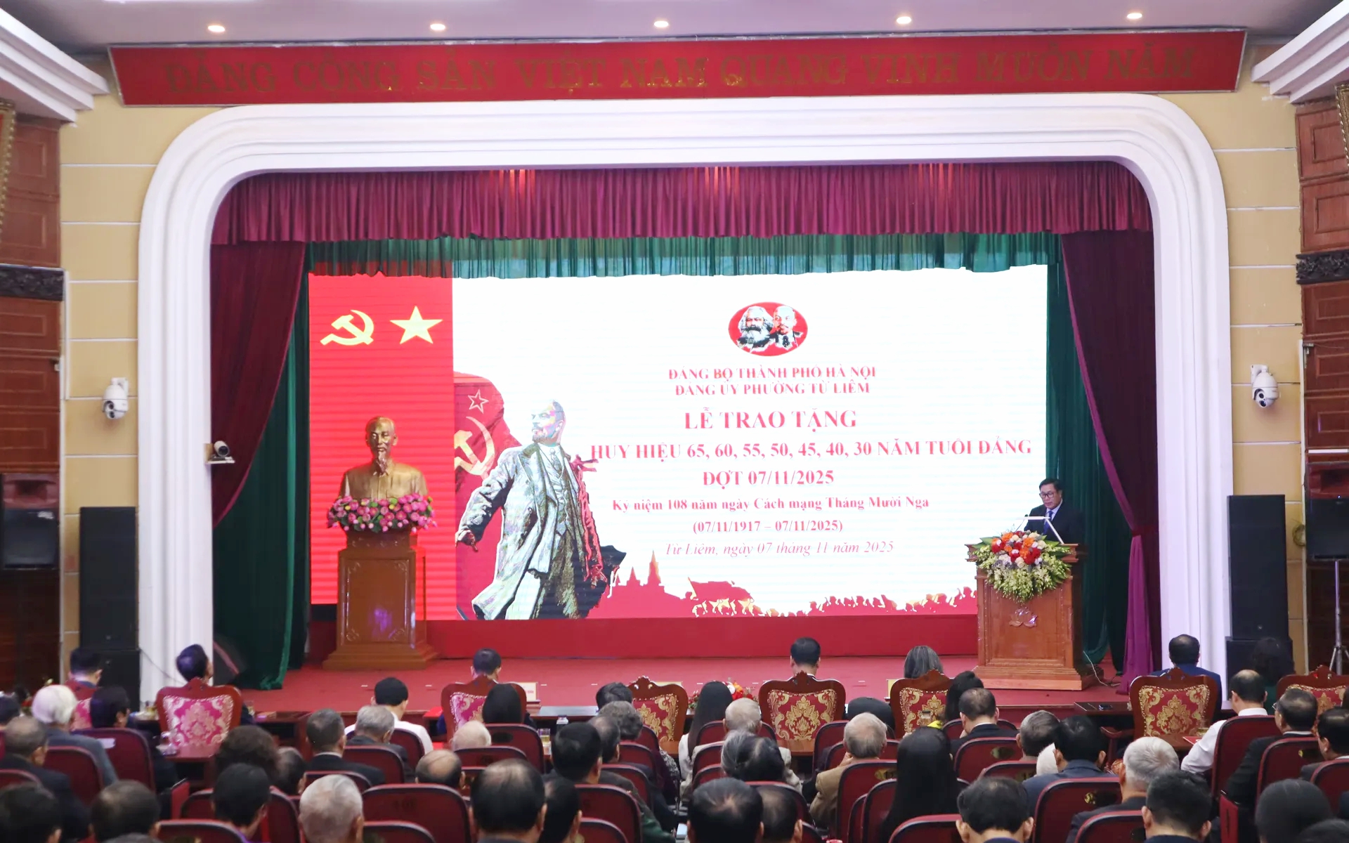 Scena ceremoniei Quang cảnh buổi Lễ