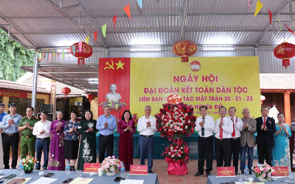 Władze dzielnicy Nghia Do wręczyły kwiaty w ramach gratulacji władzom dzielnicy mieszkalnej. Lãnh đạo phường Nghĩa Đô tặng hoa chức mừng lãnh đạo khu dân cư