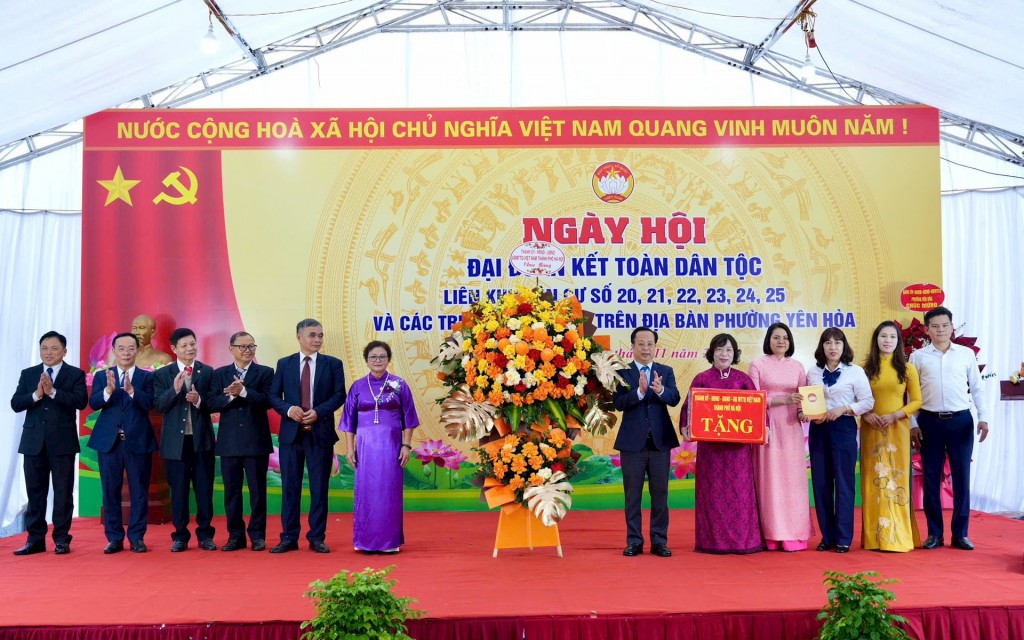 Ủy viên Ban Thường vụ Thành ủy, Giám đốc Sở Giáo dục và Đào tạo Trần Thế Cương chúc mừng liên khu dân cư