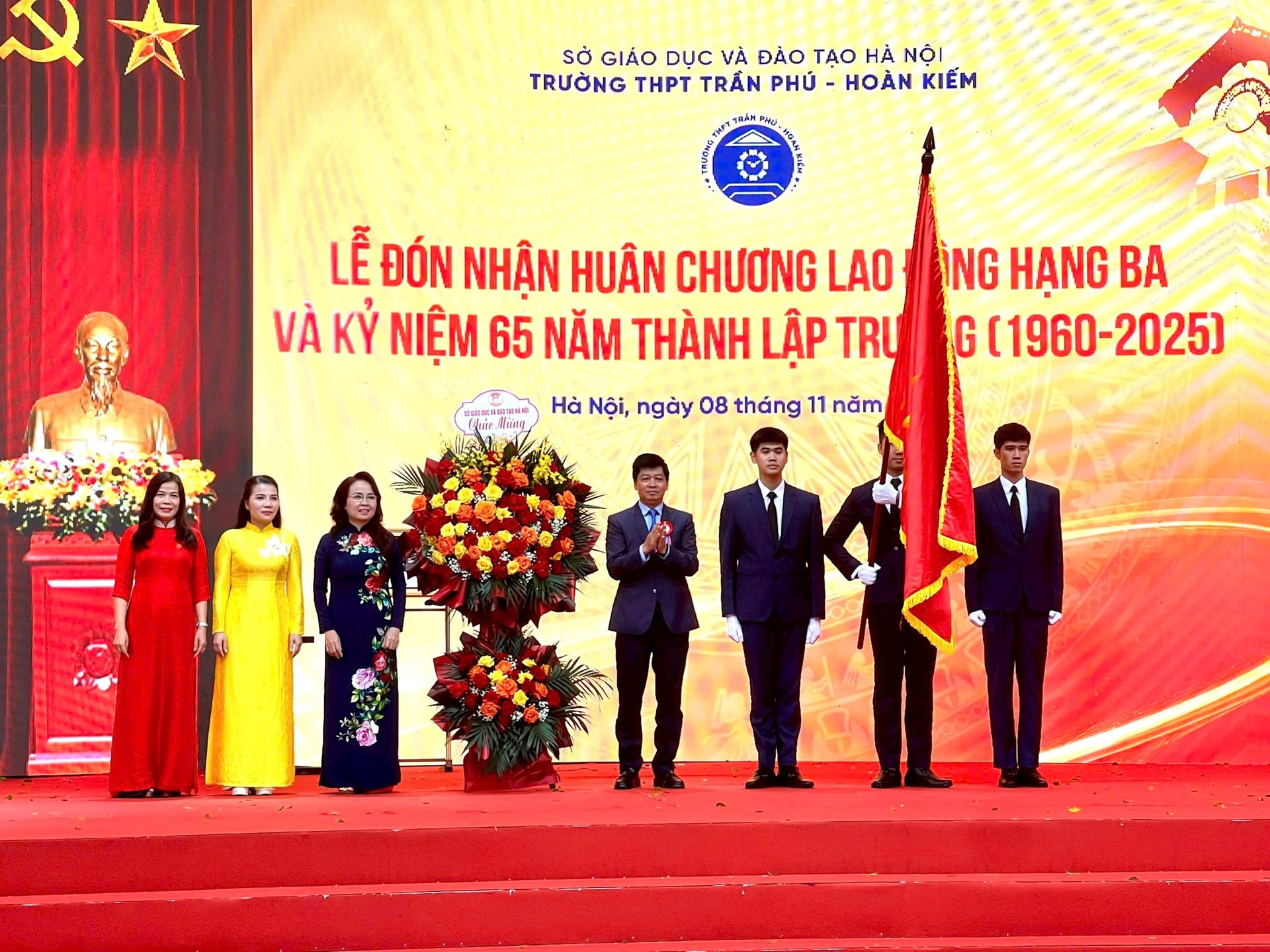 Trường THPT Trần Phú - Hoàn Kiếm đón nhận Huân chương Lao động hạng Ba- Ảnh 4.