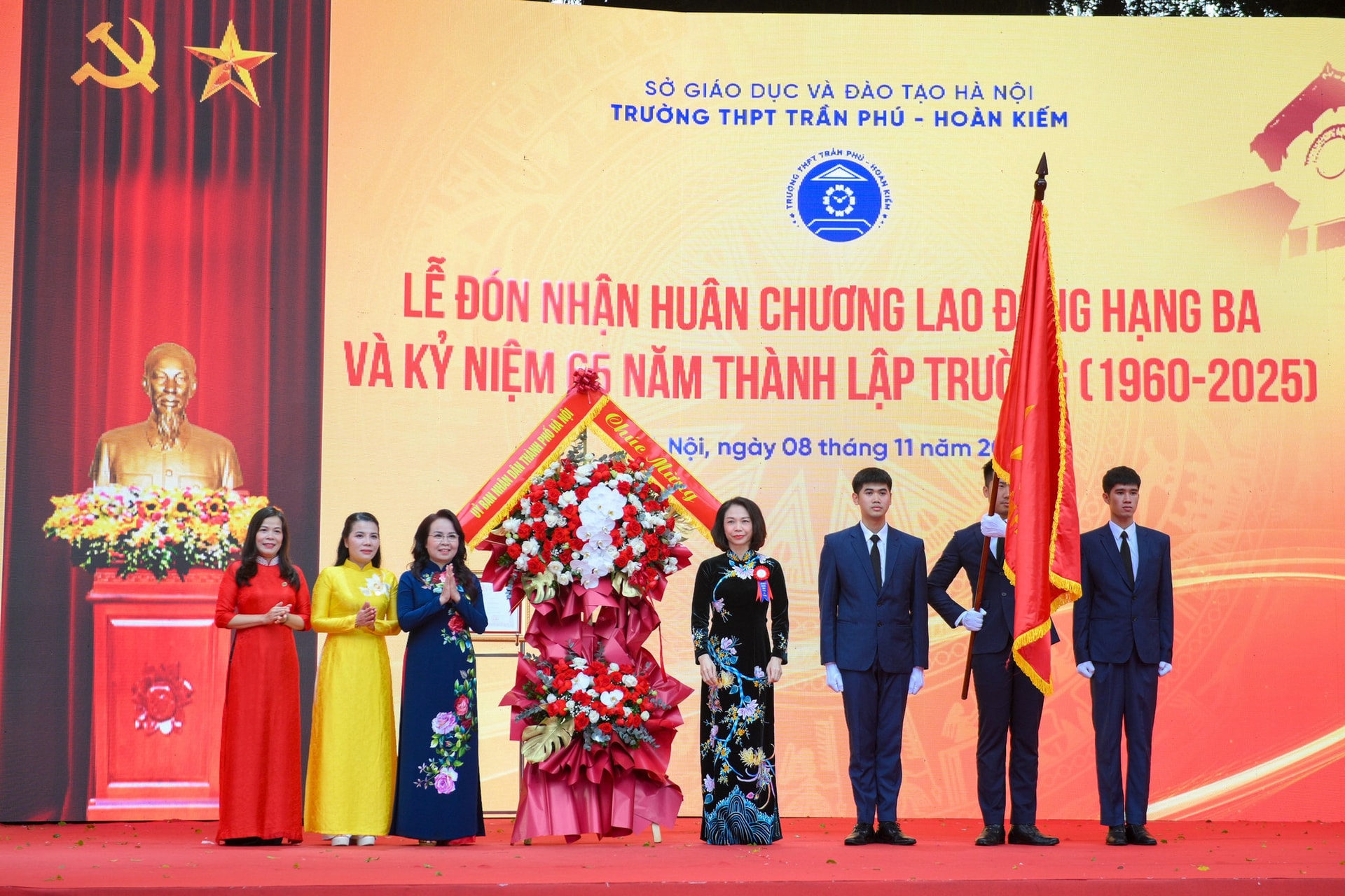 Trường THPT Trần Phú - Hoàn Kiếm đón nhận Huân chương Lao động hạng Ba- Ảnh 3.