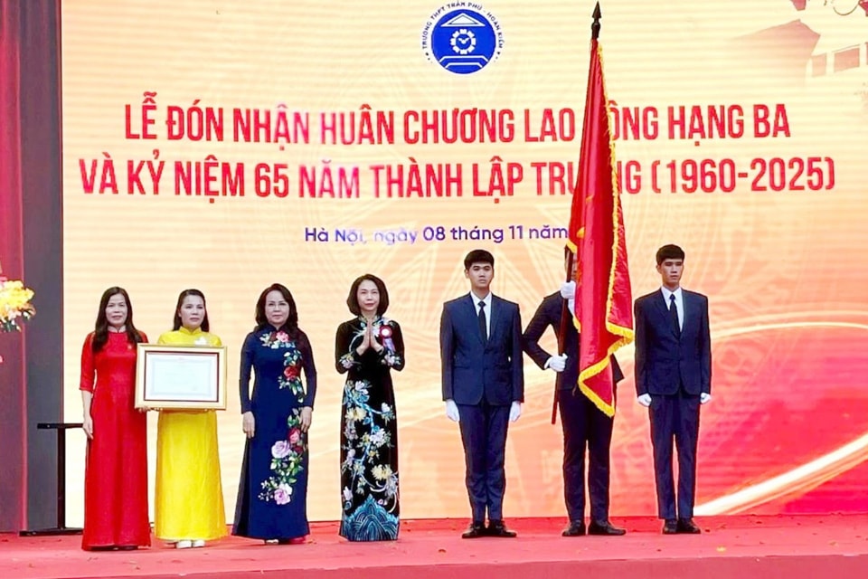 Trường THPT Trần Phú - Hoàn Kiếm đón nhận Huân chương Lao động hạng Ba- Ảnh 2.