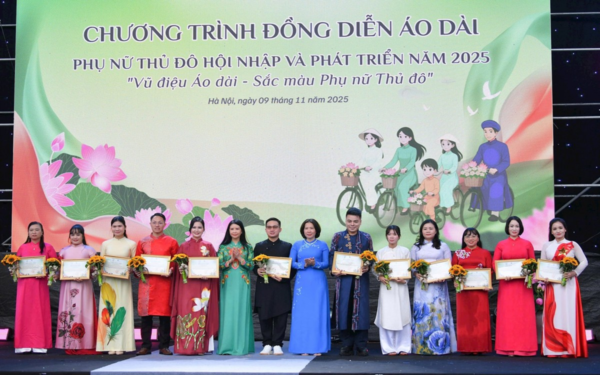 Ban Tổ chức trao Giấy chứng nhận tặng đại diện các khối tham gia và đơn vị đồng hành.