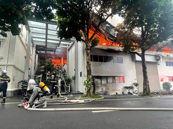 Kịp thời ngăn cháy lan trong vụ cháy trên địa bàn phường Ngọc Hà- Ảnh 2.