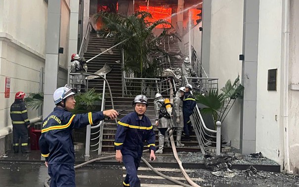 Cháy lớn tại khu biệt thự Gleximco Lê Trọng Tấn, Hà Nội