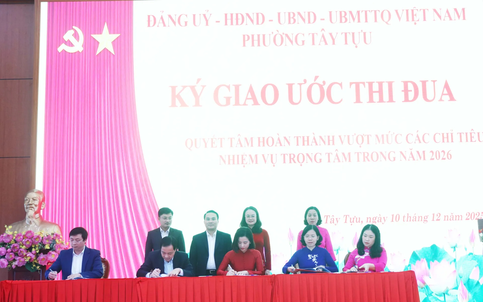 Enheterna skriver under emuleringsavtal. Các đơn vị ký giao ước thi đua