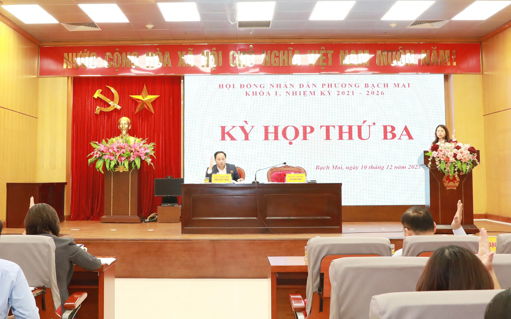 Delegaterna röstade för att anta resolutionen. Các đại biểu biểu quyết thông qua Nghị quyết