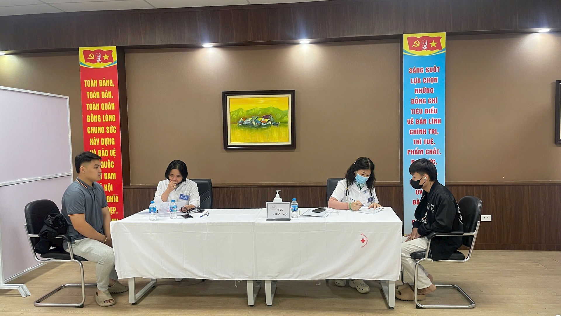 Het Thanh Nhan-ziekenhuis opent een gezondheidscheckpunt voor militairen en politieagenten uit 4 afdelingen - Foto 1. Bệnh viện Thanh Nhàn mở điểm khám sức khỏe thực hiện nghĩa vụ quân sự, công an cho 4 phường- Ảnh 1.