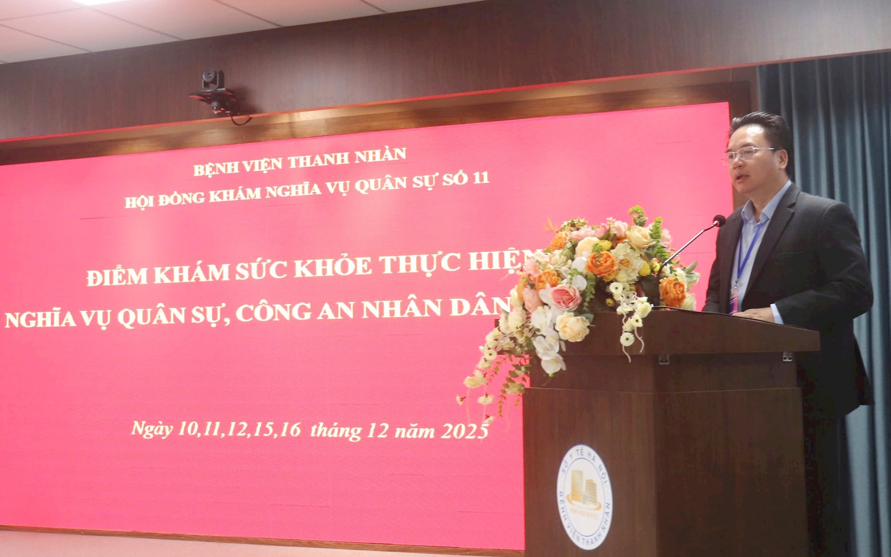 Dr. Nguyen Van Thuong, directeur van het Thanh Nhan-ziekenhuis en voorzitter van de 11e Raad voor Medische Keuringen van de Militaire Dienst, hield een toespraak. TS.BS Nguyễn Văn Thường, Giám đốc Bệnh viện Thanh Nhàn, Chủ tịch Hội đồng khám sức khỏe nghĩa vụ quân sự số 11 phát biểu
