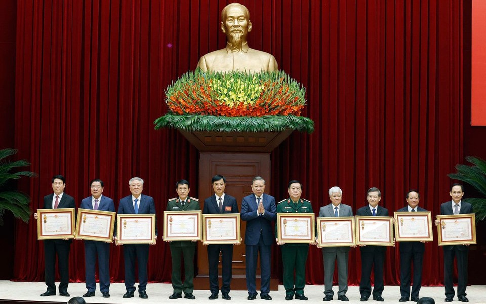 Tổng Bí thư Tô Lâm trao tặng Huân chương Độc lập hạng Nhất, Nhì, Ba; Huân chương Quân công hạng Nhì, Ba cho các đồng chí lãnh đạo. Ảnh: TTXVN