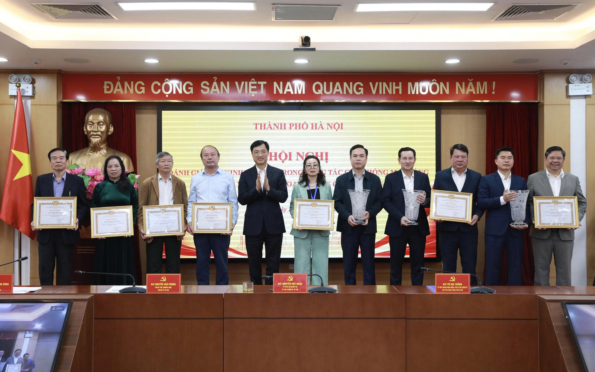 Bí thư Thành ủy Hà Nội Nguyễn Duy Ngọc trao Bằng khen của Ban Thường vụ Thành ủy cho 3 tập thể và 7 cá nhân có thành tích trong GPMB đường Vành đai 1, đoạn Hoàng Cầu - Voi Phục