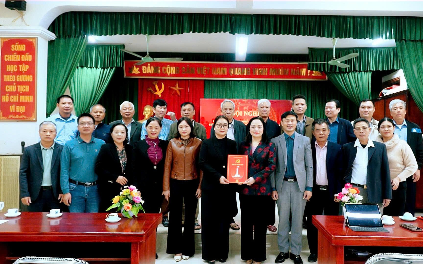 Komune Van Dinh secara serentak meluncurkan inisiatif Xã Vân Đình tổ chức ra mắt đồng loạt điểm “Cử tri hỏi - đại biểu trả lời” tại 6/6 Tổ đại biểu HĐND xã khóa I.