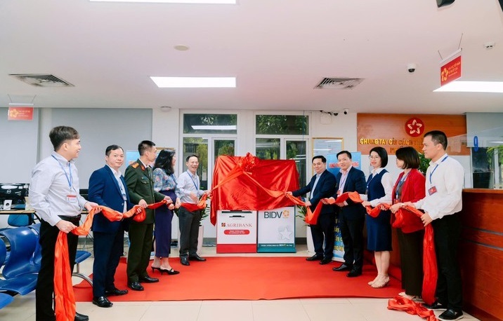 Phường Việt Hưng tăng tốc cải cách hành chính – đột phá với Kiosk thông minh – hỗ trợ thực hiện dịch vụ công trực tuyến “Vì dân phục vụ”- Ảnh 1.