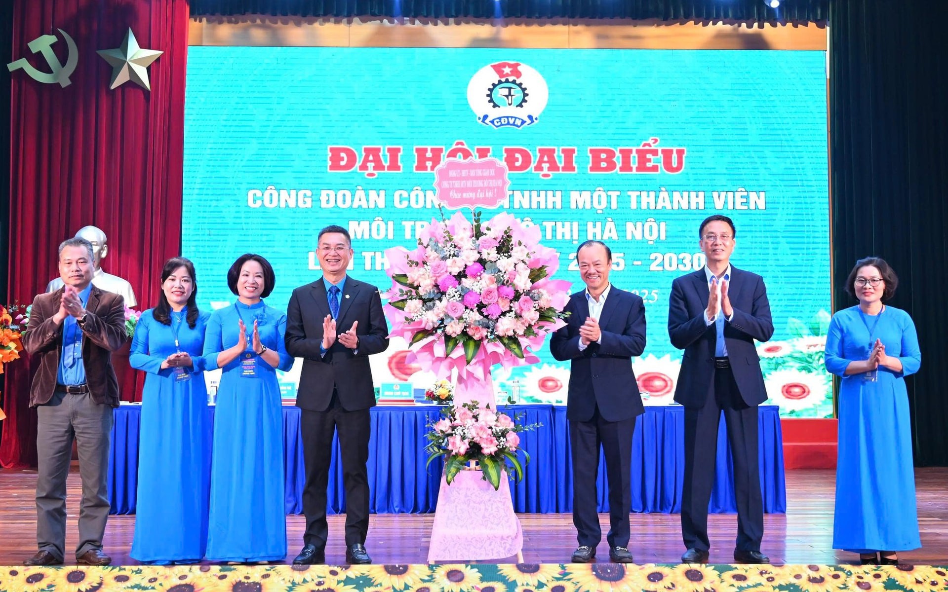 Đại biểu tặng hoa chúc mừng Đại hội Công đoàn URRENCO Hà Nội