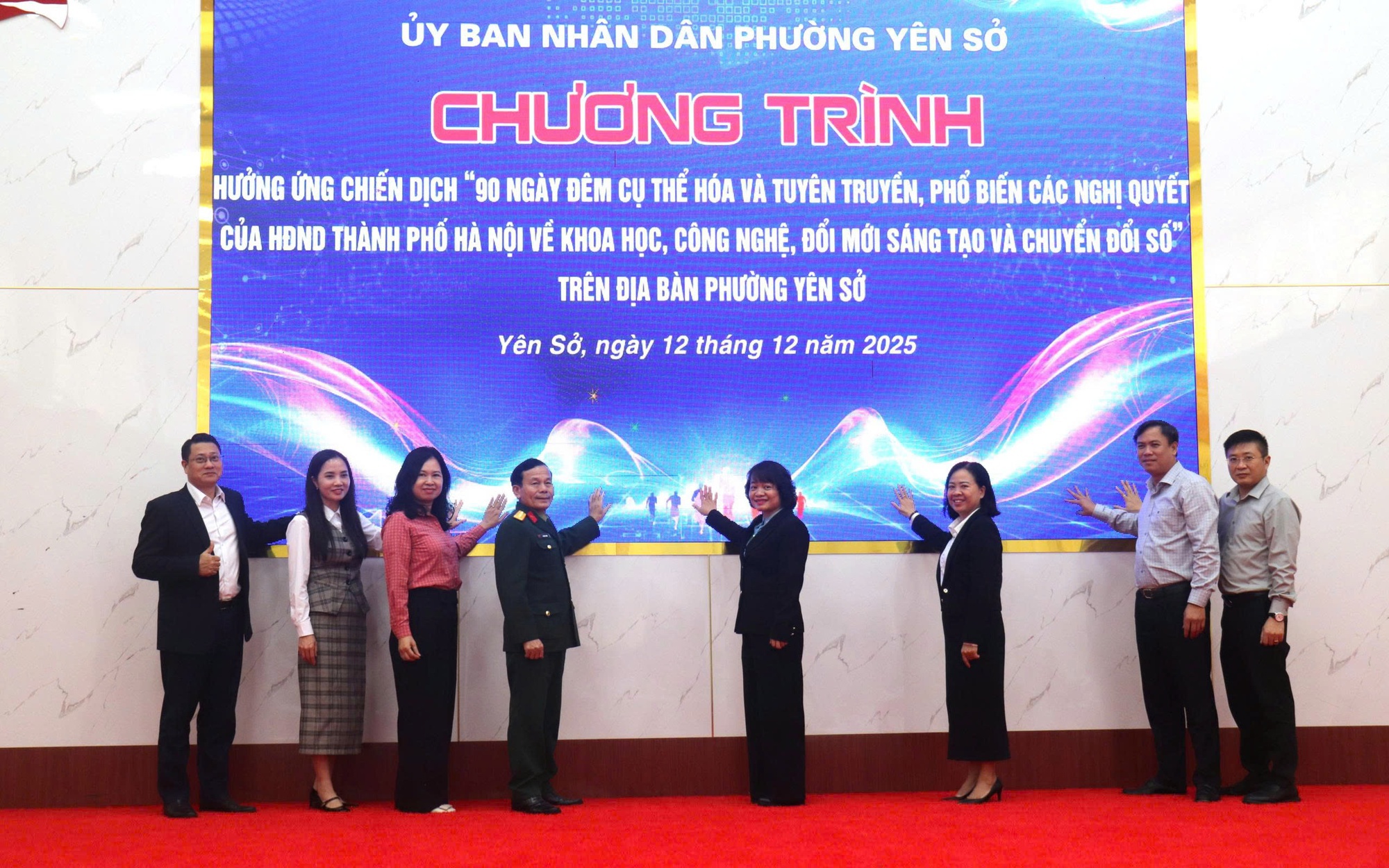 Delegaterna tryckte på knappen för att visa sitt stöd för kampanjen. Các đại biểu nhấn nút hưởng ứng chiến dịch