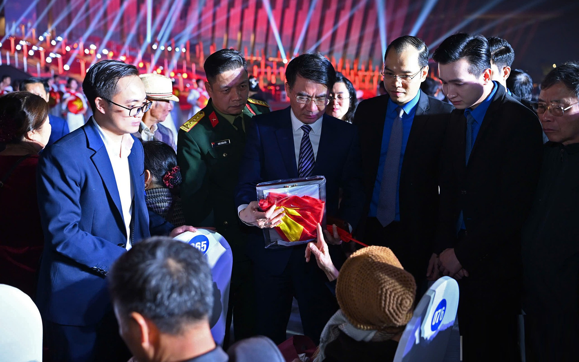 Phó Chủ tịch UBND thành phố Hà Nội Nguyễn Xuân Lưu thăm hỏi, động viên gia đình liệt sĩ trong khuôn khổ Chương trình.