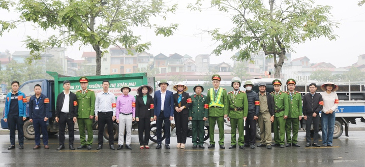 Quoc Oai mengerahkan pasukan untuk memastikan ketenteraman, disiplin dan kesopanan bandar - Foto 5. Quốc Oai ra quân bảo đảm trật tự, kỷ cương, văn minh đô thị- Ảnh 5.