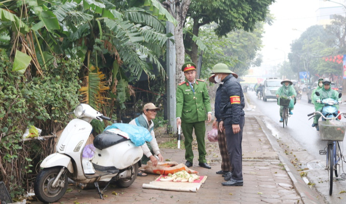 Quoc Oai mengerahkan pasukan untuk memastikan ketenteraman, disiplin dan kesopanan bandar - Foto 4. Quốc Oai ra quân bảo đảm trật tự, kỷ cương, văn minh đô thị- Ảnh 4.