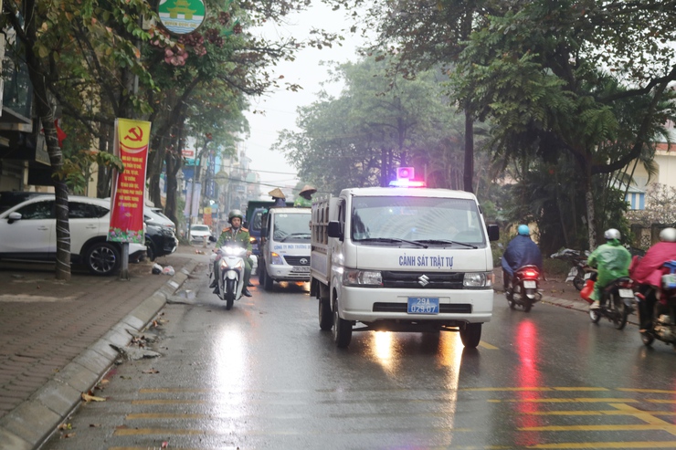 Quoc Oai mengerahkan pasukan untuk memastikan ketenteraman, disiplin dan kesopanan bandar - Foto 3. Quốc Oai ra quân bảo đảm trật tự, kỷ cương, văn minh đô thị- Ảnh 3.