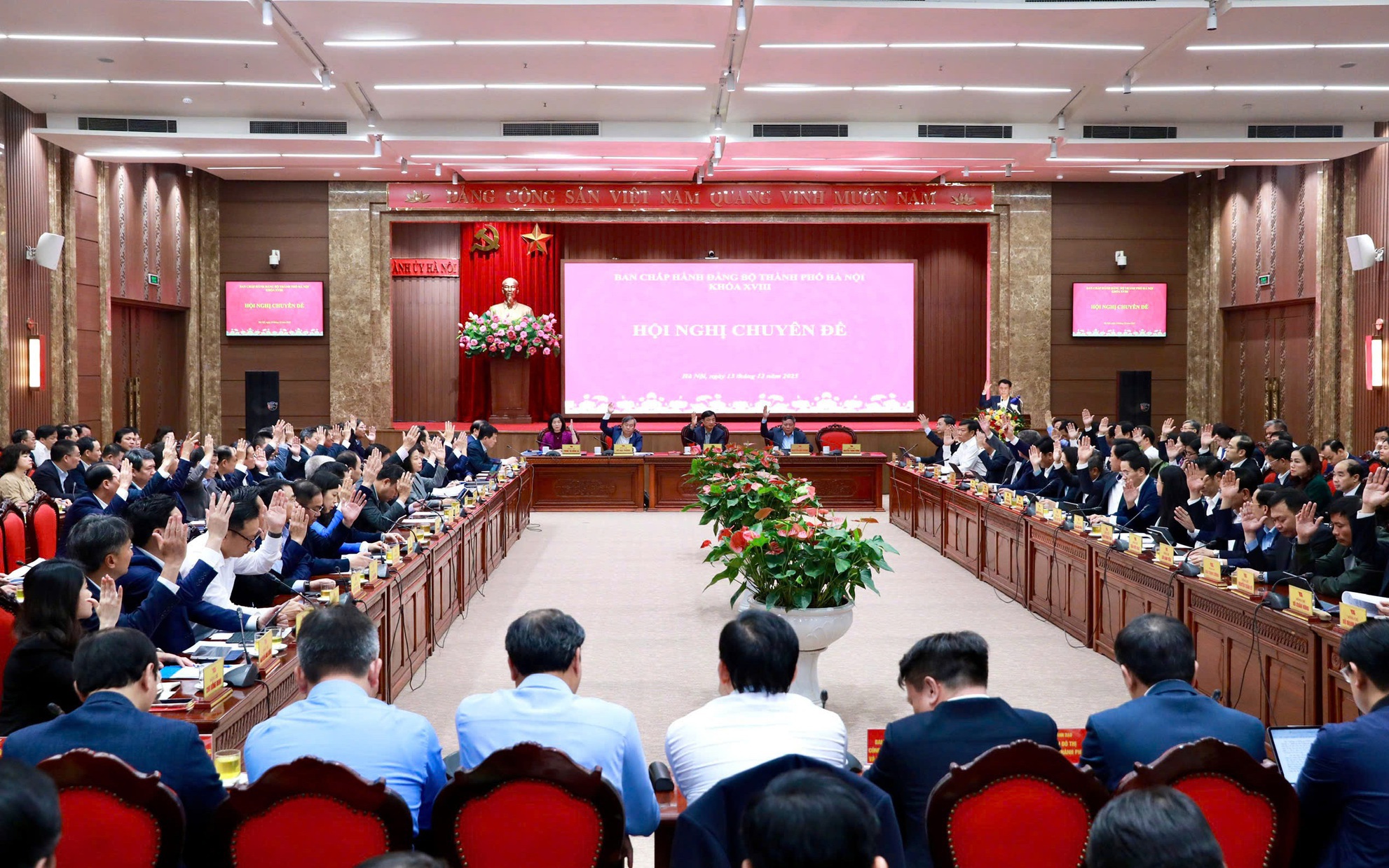 Các đại biểu biểu quyết thông qua chương trình Hội nghị chuyên đề